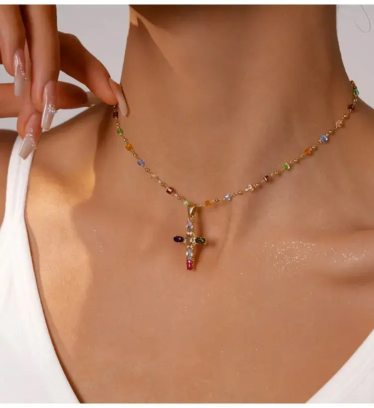 🎁 Oferta: Naszyjnik z krzyżykiem i kolorowymi cyrkoniami. W zestawie eleganckie pudełeczko na biżuterię.