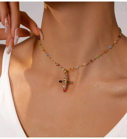 🎁 Oferta: Naszyjnik z krzyżykiem i kolorowymi cyrkoniami. W zestawie eleganckie pudełeczko na biżuterię.