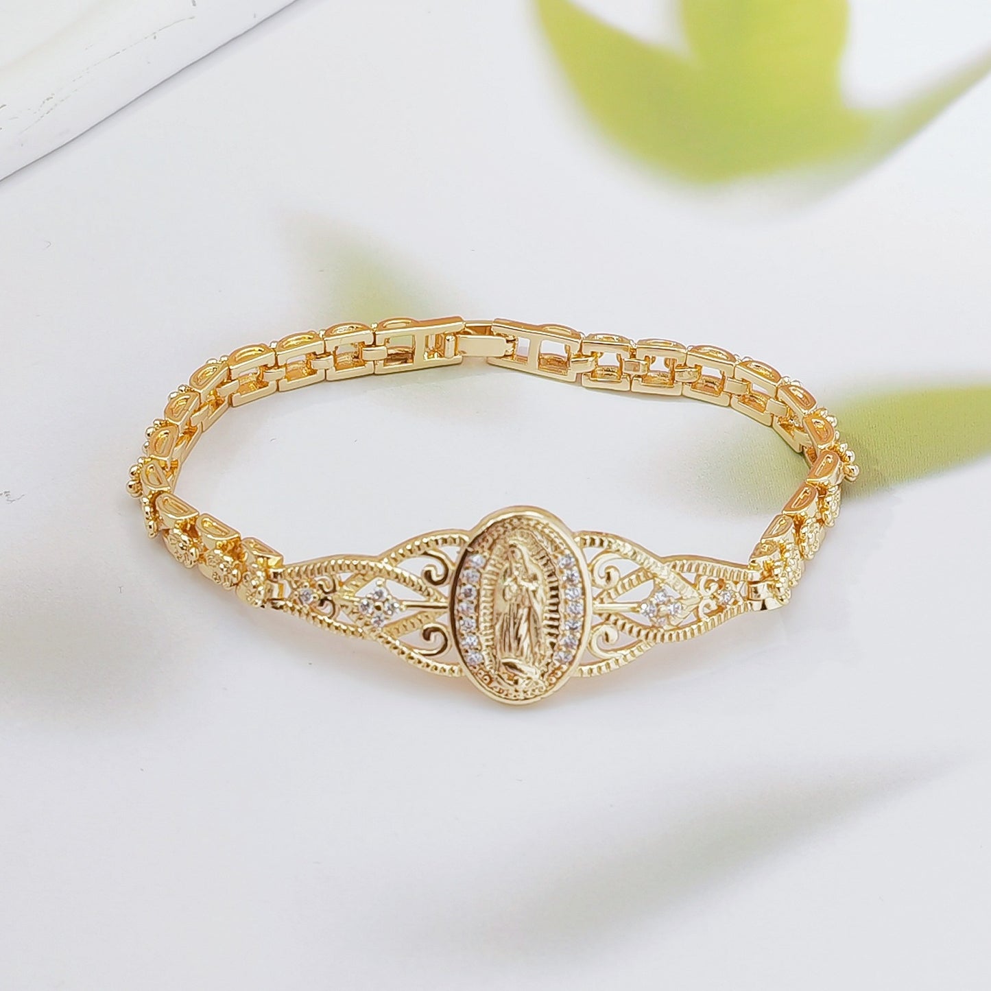 ✨ Bransoletka z Matką Boską – ażurowe kwiaty, elegancki złoty kolor