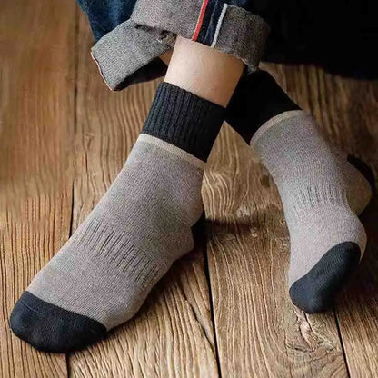 😍🧦 【8 par 】 Ciepłe wełniane skarpetki antybakteryjne i dezodorujące na jesień i zimę