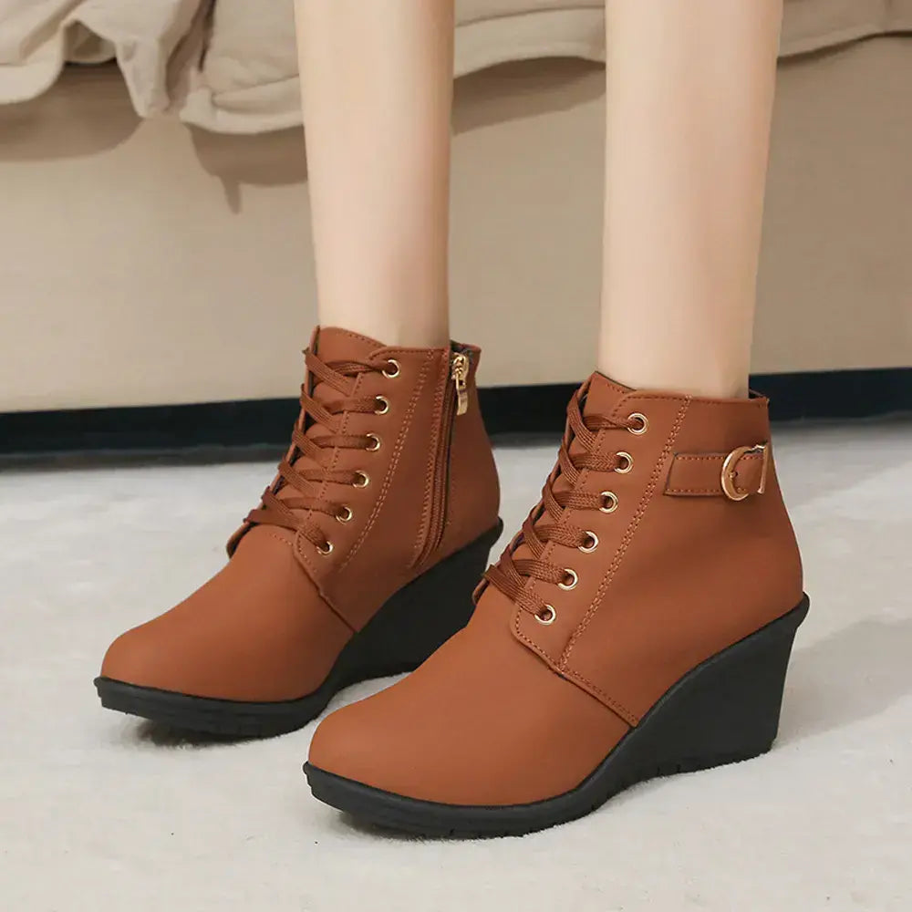 【35-42】👢 Damskie zimowe botki na koturnie – stylowy i stabilny wybór na chłodne dni