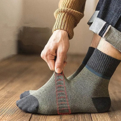 😍🧦 【8 par 】 Ciepłe wełniane skarpetki antybakteryjne i dezodorujące na jesień i zimę