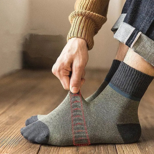 😍🧦 【8 par 】 Ciepłe wełniane skarpetki antybakteryjne i dezodorujące na jesień i zimę