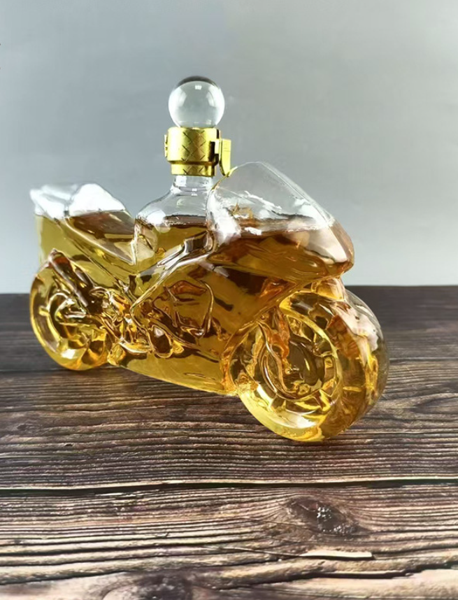 🚗 Kreatywna szklana butelka z wysokiej jakości szkła na whisky w stylu moto – 🔥 Zniżka 50% · Oferta limitowana