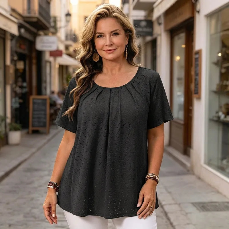 ✨【L-6XL】Elegancka damska bluzka z ażurowym haftem i plisowanym dekoltem, luźna koszulka z krótkim rękawem, teksturowana koszula w francuskim stylu.