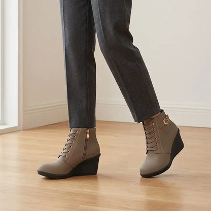 【35-42】👢 Damskie zimowe botki na koturnie – stylowy i stabilny wybór na chłodne dni