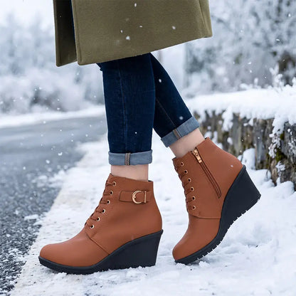 【35-42】👢 Damskie zimowe botki na koturnie – stylowy i stabilny wybór na chłodne dni